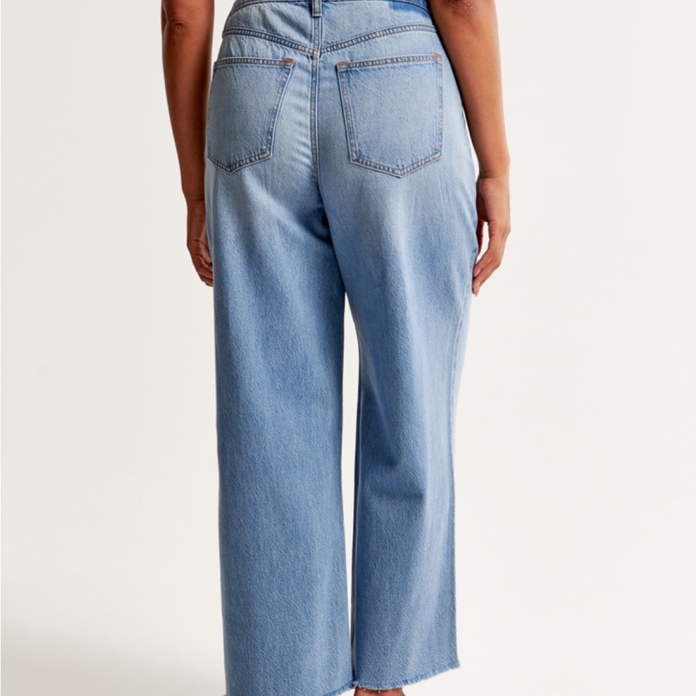 Abercrombie & Fitch - Curve Love High Rise Cropped Wide Leg Jeans - Picture 4 of 9